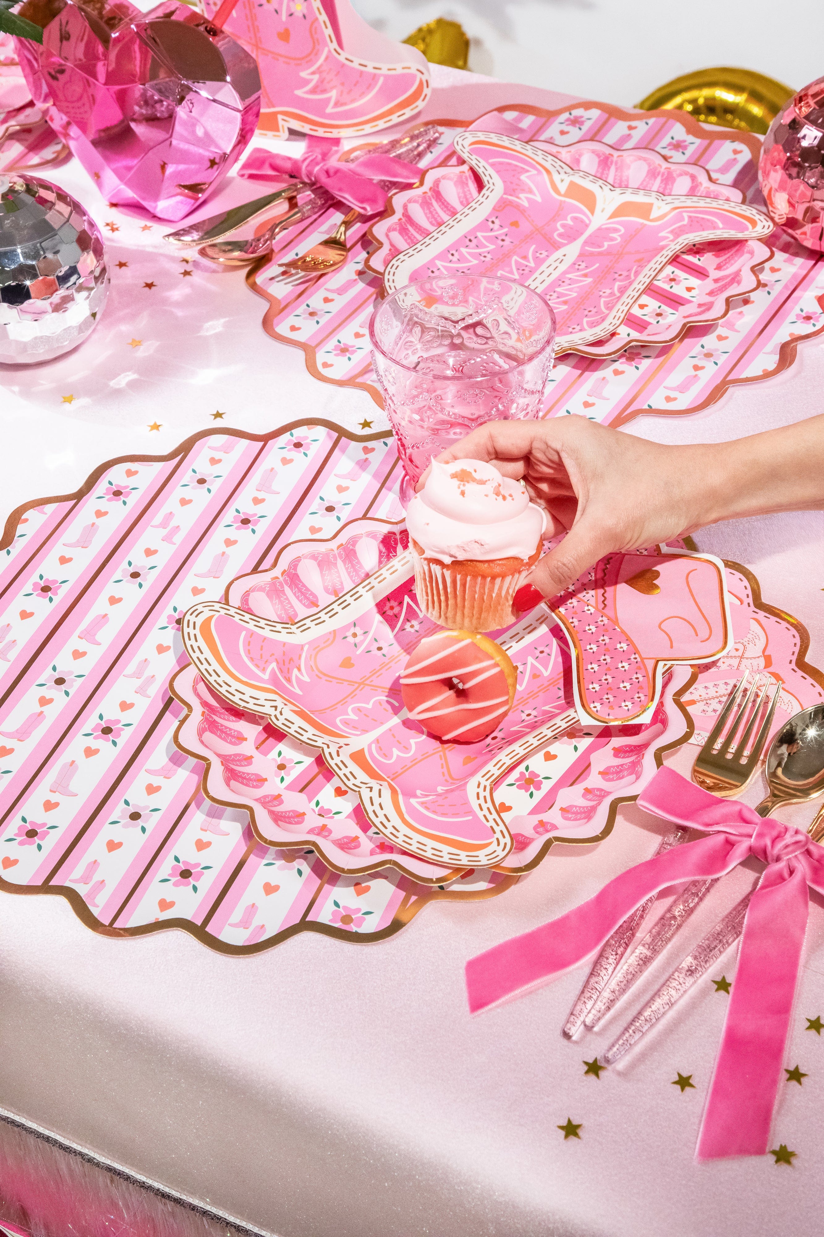 Boot Scoot Blooms Dinner Plates (10 count)